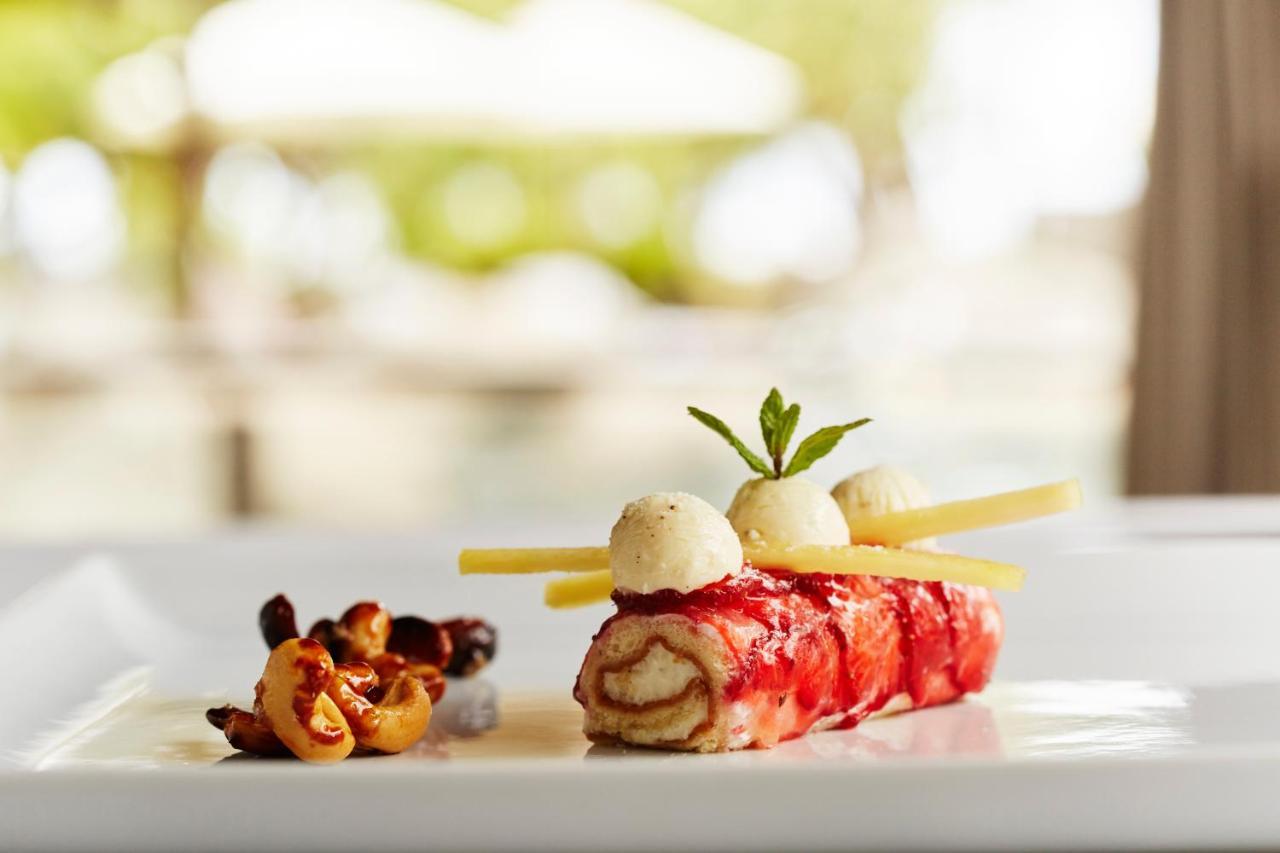 Lux* Saint Gilles Resort Экстерьер фото A strawberry and banana dessert